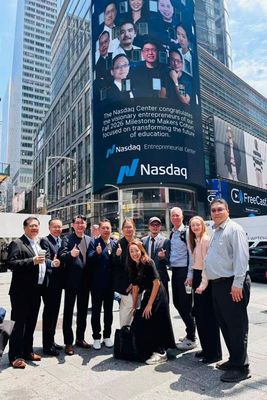 Asia Innovation Hub（AIH）與 Nasdaq Entrepreneurial Center 推動的「2026春季亞洲里程碑創業家計畫」於紐約時代廣場 Nasdaq MarketSite 舉行結業典禮，代表團影像登上 Nasdaq 大樓大型電子看板，展現亞洲創新企業進軍國際市場的成果。（圖／睿田能源提供）