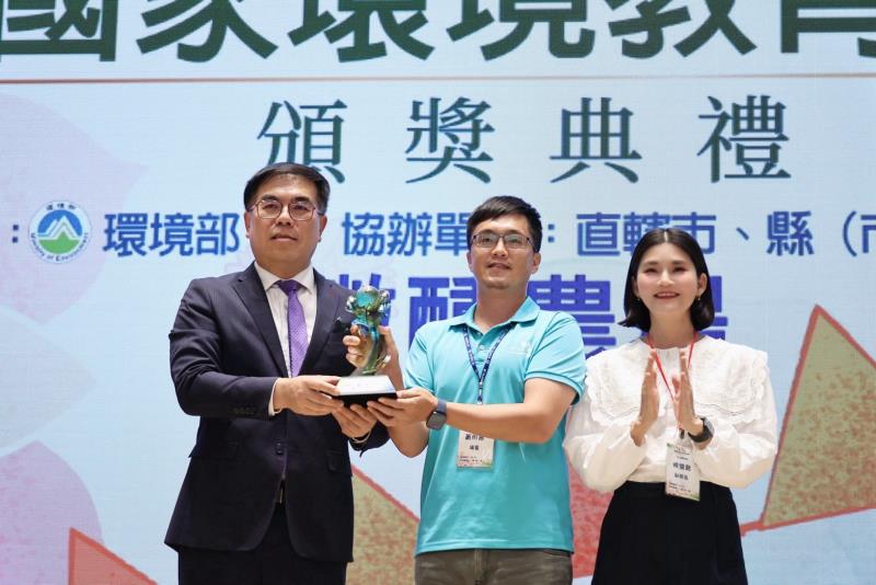 微醺台上領獎。
