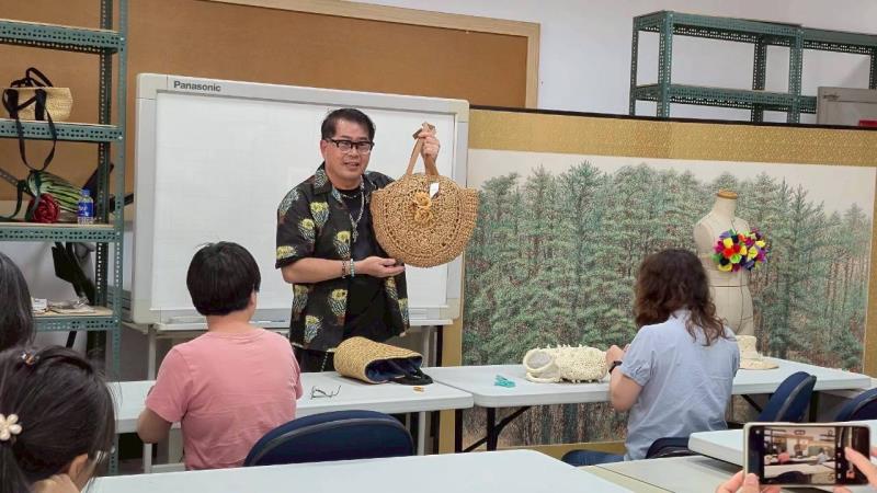 雲林扶輪繡坊登國際扶輪年會舞台 台西婦女刺繡作品展現地方創生能量