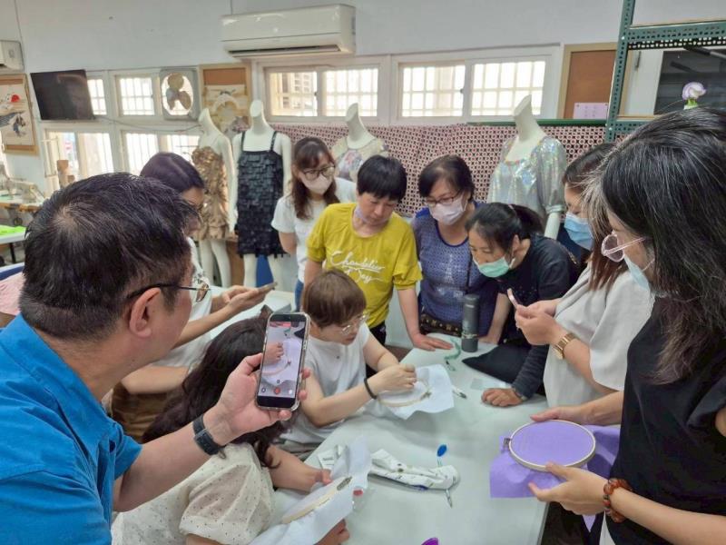 雲林扶輪繡坊登國際扶輪年會舞台 台西婦女刺繡作品展現地方創生能量
