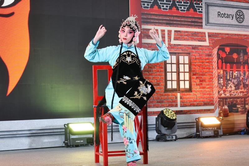 扶輪社全球年會舉辦的成果展演中，扶輪繡坊特別推出以「台灣京劇女伶」為主題的時裝秀。設計靈感來自京劇女伶歷經歲月淬鍊所展現的優雅與堅韌，象徵扶輪繡坊學員們面對人生挑戰時不屈不撓的精神。透過一針一線的細膩工藝，將傳統文化元素融入時尚設計，展現女性力量與生命韌性。