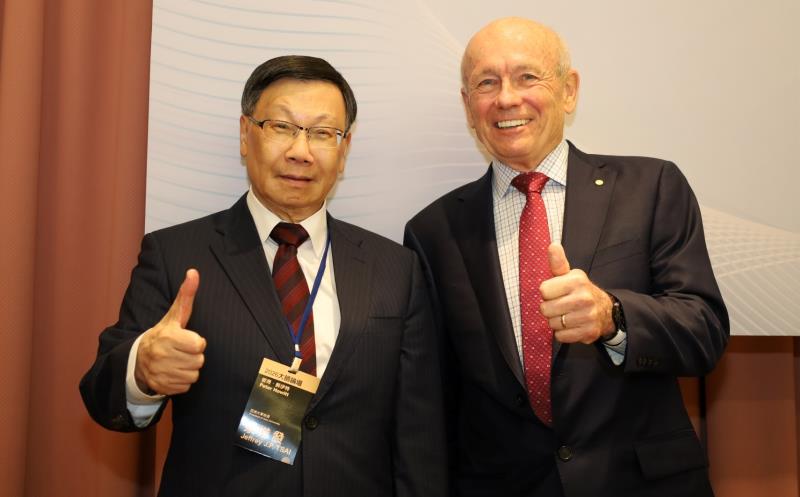 蔡進發校長與諾貝爾經濟學獎得主 Peter Howitt 教授合影，展現國際學術交流。(取自亞洲大學網站)