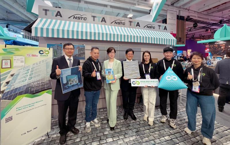 VivaTech 2026 於法國巴黎登場，睿田能源透過 TTA 臺灣館展示彩繪立面光電解決方案，以「會發電的牆」展現台灣淨零建築科技輸出力。圖為貴賓蒞臨睿田能源攤位合影，由左至右為國家科學及技術委員會林德生處長、睿田能源執行長薛煒立、中華民國駐法國代表處大使郝培芝、工業技術研究院執行長陳立偉、睿田能源總經理李佳蓉、產品總監許恩召、國際秘書郭杏儀。