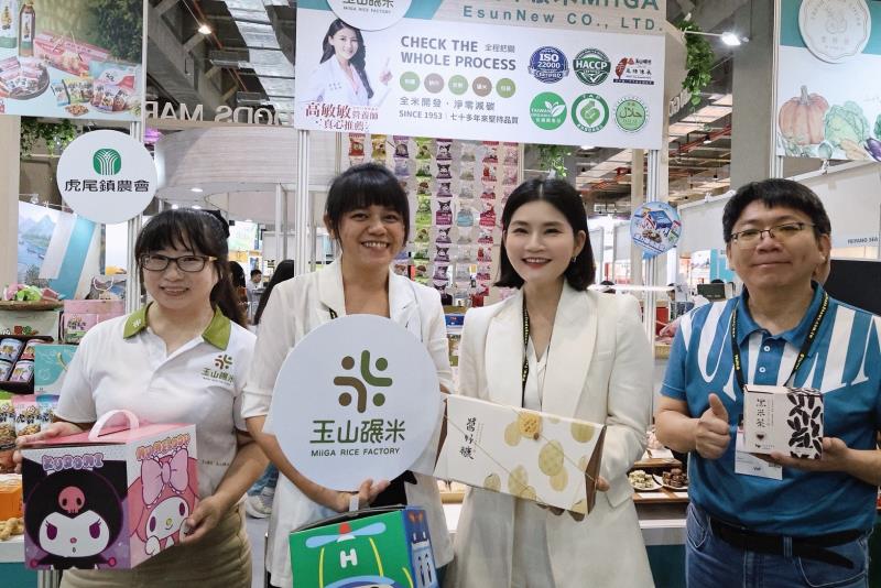 雲林縣副縣長陳璧君與農業處副處長蔡耿宇與參展業者合影。