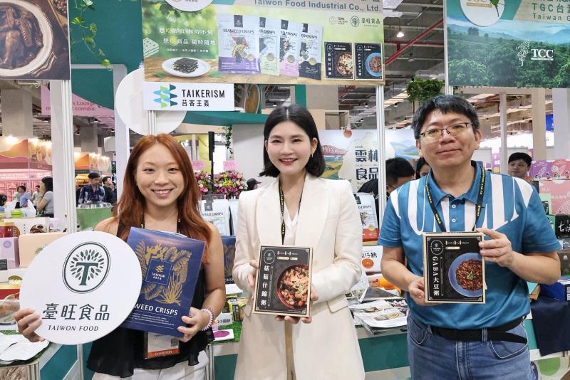 雲林縣副縣長陳璧君與農業處副處長蔡耿宇與參展業者合影。