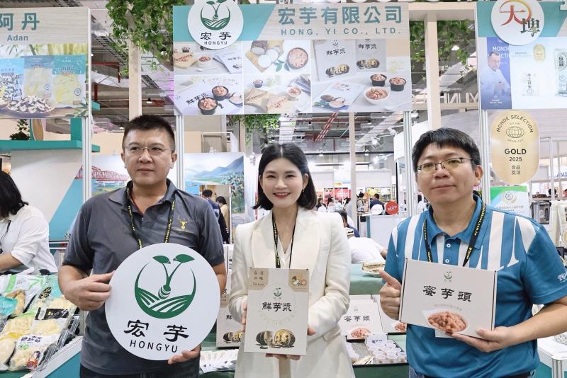 雲林縣副縣長陳璧君與農業處副處長蔡耿宇與參展業者合影。