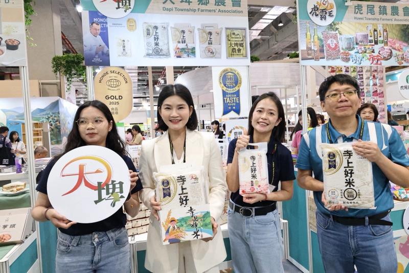 雲林縣副縣長陳璧君與農業處副處長蔡耿宇與參展業者合影。