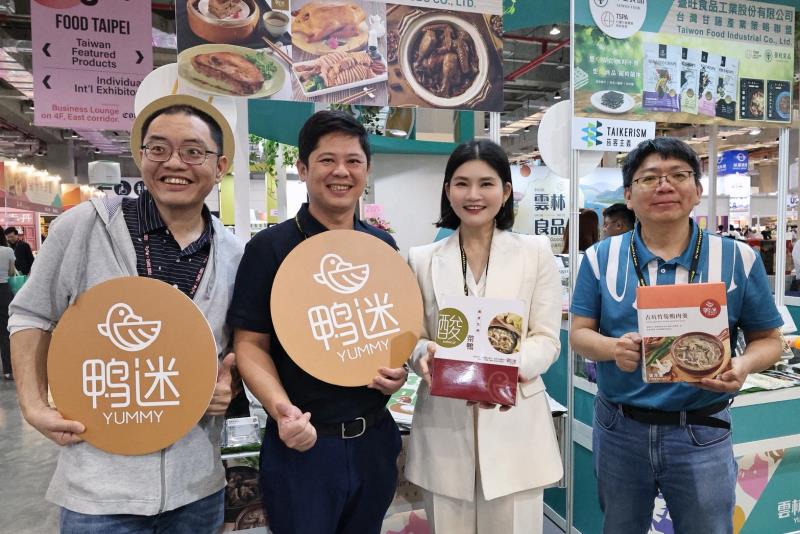 雲林縣副縣長陳璧君與農業處副處長蔡耿宇與參展業者合影。