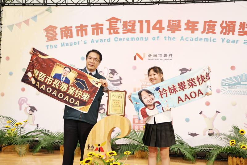 「市長陪你拍」迎來畢業場！黃偉哲任內最後頒市長獎 勉學子勇敢逐夢。