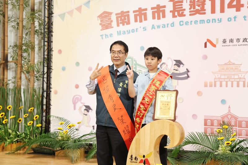 「市長陪你拍」迎來畢業場！黃偉哲任內最後頒市長獎 勉學子勇敢逐夢