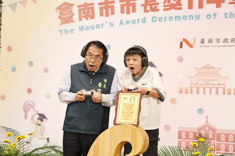 「市長陪你拍」迎來畢業場！黃偉哲任內最後頒市長獎 勉學子勇敢逐夢。