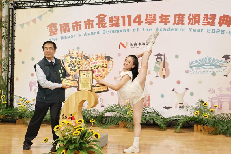 「市長陪你拍」迎來畢業場！黃偉哲任內最後頒市長獎 勉學子勇敢逐夢。