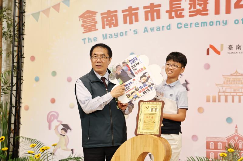 「市長陪你拍」迎來畢業場！黃偉哲任內最後頒市長獎 勉學子勇敢逐夢。