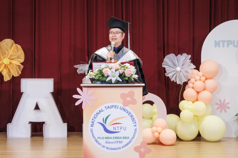 北大企管系114年度畢典　蔡顯童勉學子以AI思維迎向未來挑戰