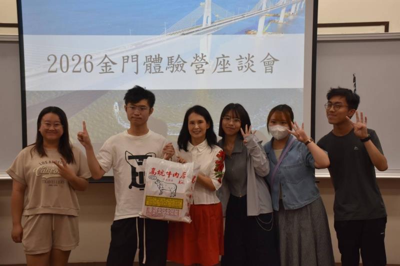 李晉梅組長頒獎給分享學員。