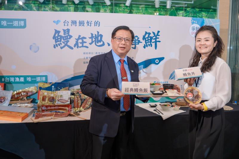 黃昭欽次長及王亭力總經理展示本次合作商品
