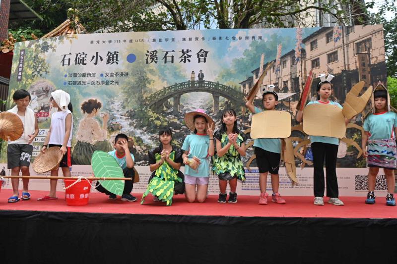 石碇國小學童登台表演時尚走秀劇《東方美人在石碇》。
