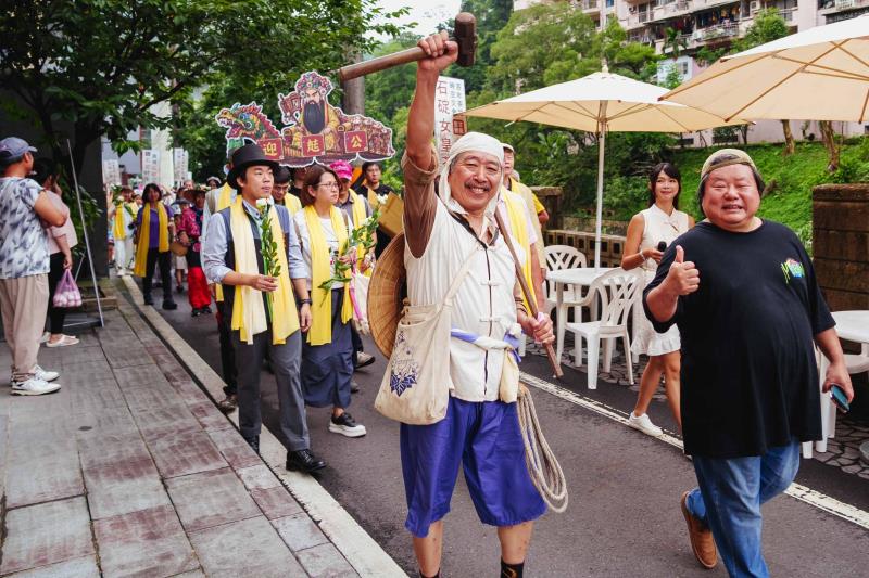 嘉年華遊行隊伍歡樂cosplay，與19世紀的開路先民及英國紳士跨時空穿越石碇老街。