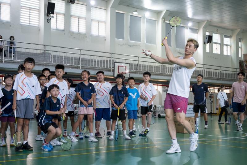 羽球國手林俊易親自授課，從暖身、單打、雙打基本動作到跑位揮拍技巧，逐一指導金門中正國小學童，盼以自身經驗鼓勵學童持續精進。