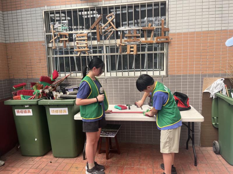 桃園長庚國小學生設立「掃具修惜站」修復損壞掃具，減少廢棄物的同時，也賦予舊物新生命。