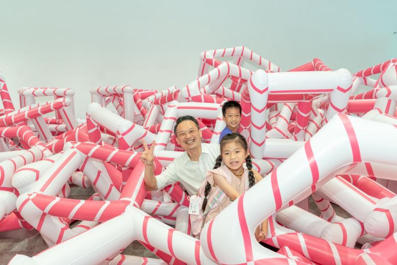 千種傾斜的形狀展區邀請觀眾動手堆疊、自由創造，在互動中展開屬於自己的空間體驗。