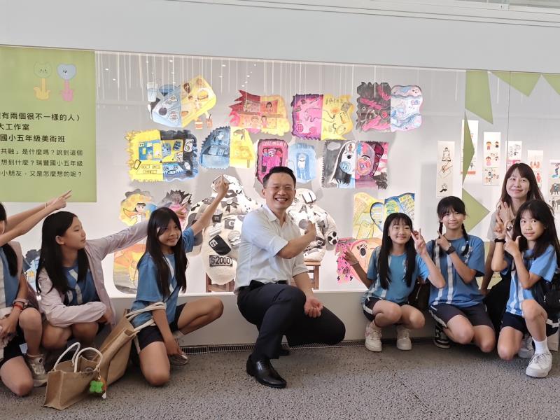 桃園兒美館 一樣不一樣展覽開幕 副市長蘇俊賓打破不要碰魔咒 讓孩子用觸覺親近藝術