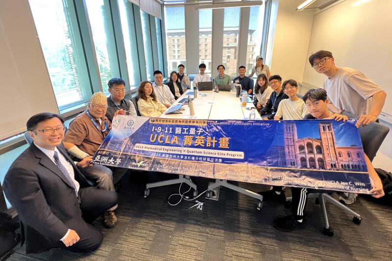 首日主講人黃光旭博士（Dr. KS John Huang）於課堂跟學員、隨隊業師及志工合照。(亞洲大學提供)
