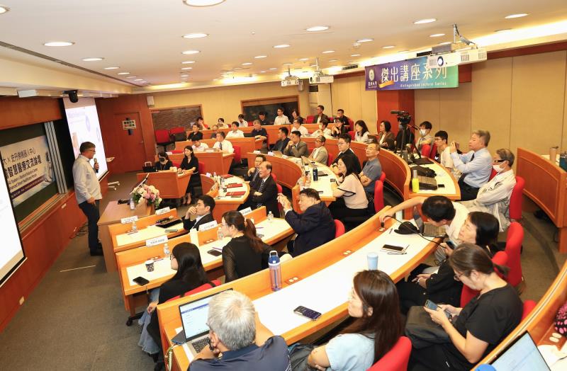「前瞻智慧醫療交流論壇」於亞洲大學哈佛講堂內舉行，現場座無虛席、交流成果斐然。(亞洲大學提供)