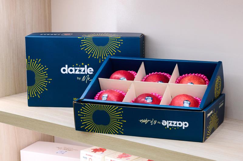 Dazzle by Mr Apple 丹爍蘋果以鮮豔紅潤的外型、甜脆多汁的口感與酸甜平衡的風味，深受台灣消費者喜愛，是 Mr Apple 蘋果先生最受歡迎的明星品種之一。