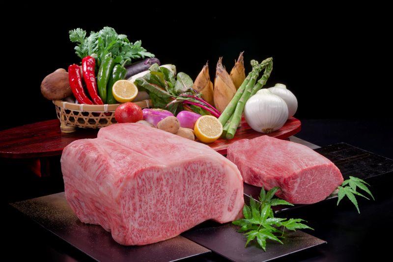 
喜扇亭使用的黑毛和牛，肉質柔嫩細緻與豐富油脂香氣，加上和牛獨有的甘甜風味，令人入口難忘。
