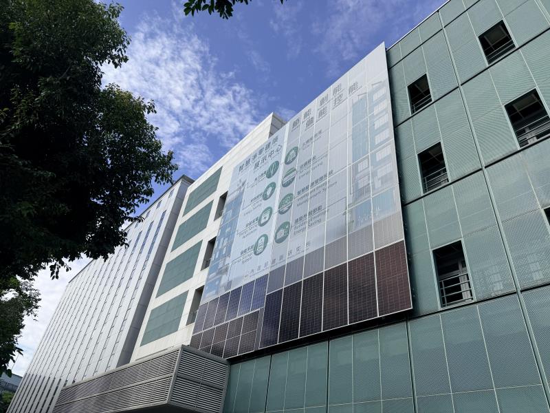 圖/內政部建築研究所於材料實驗中心做的實證示範，顯示立面發電已進入政策對話與公有建築驗證階段。