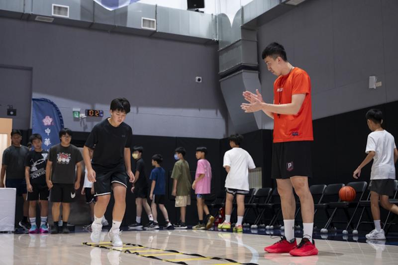華航公益籃球營熱血開訓 伴飛學童夢想啟航
