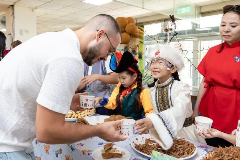 來自蒙古「謬思藝術兒童團（The Muse Art Mongolian Children’s Group）」在宿舍餐廳親手烹製的道地家鄉美食。