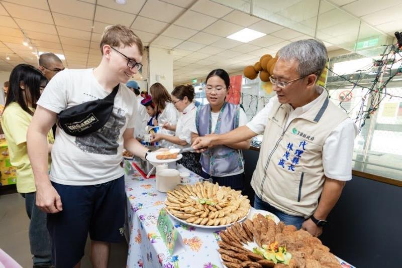 宜蘭縣代理縣長林茂盛（右）分享團員的家鄉美食，透過料理交流認識蒙古飲食文化。