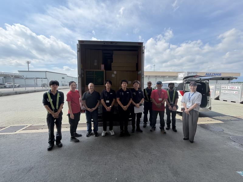 救災物資於熊本機場完成通關後，中華民國愛與進步消防公益協會代表與日本 Civic Force 等協力人員合影，隨後將物資運往災區。
