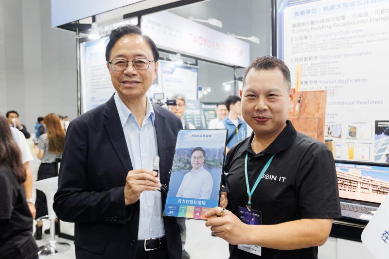 桃園市長張善政參訪在一起永續科技展位，創辦人薛煒立致贈以市長形象設計
