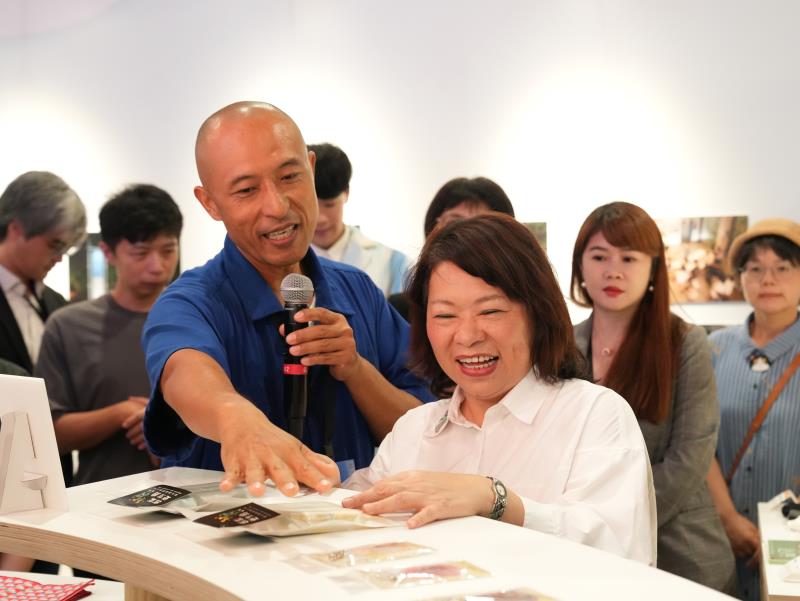 嘉義市長黃敏惠（右）參觀文博會嘉義市展區，由舊監更生島、台灣田野學校創辦人葉哲岳（左）介紹展區內容及文創商品。