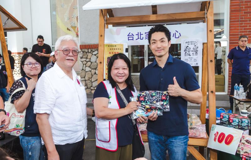 IEAT副理事長林宏銘（左）陪同台北市市長蔣萬安（右），巡視現場台北家扶中心攤位。
