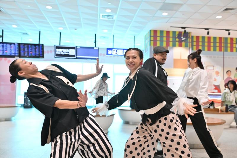 桃園機場化身流動劇場 「小事製作」舞進航廈 藝術融入旅客候機時光