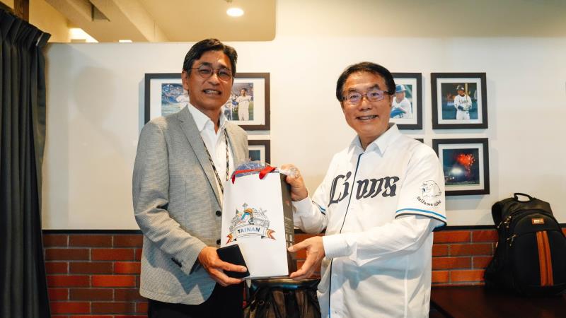 黃偉哲訪西武獅 盼攜手棒球拓展臺南觀光