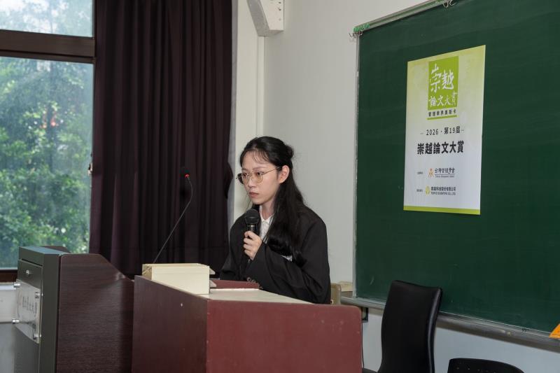入圍決賽的碩博士生依序上台簡報，並當場接受評審委員詢答。