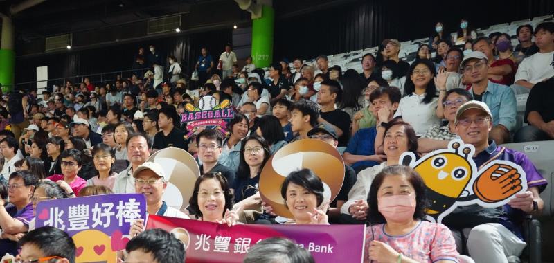 2026年兆豐銀行家庭日，邀請員工及眷屬進大巨蛋觀賽，熱情為球員加油。