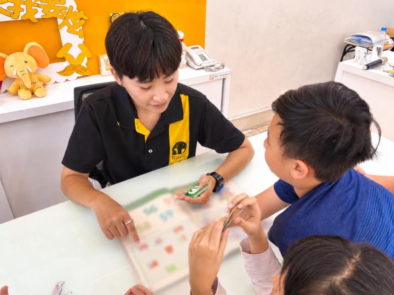 愛象英語全面優化內部教學系統，建立清晰的系統化步驟，借重本國籍教師，更精準設身處地理解孩子的學習盲點。