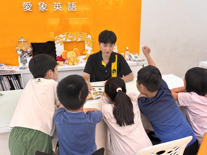 愛象英語全面優化內部教學系統，從教材理解、課程設計、課堂互動到成果驗收，建立清晰的系統化步驟，借重本國籍教師，更精準設身處地理解孩子的學習盲點。