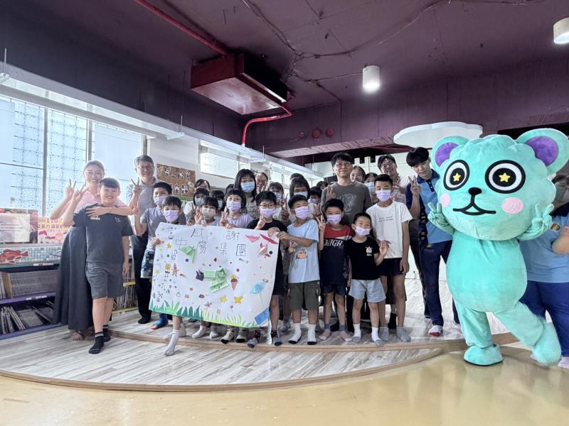 中陽集團攜手旗下異想新樂園走進衛生福利部中區兒童之家，陪伴20名孩子歡度暑假。