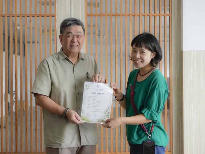 華梵大學校長李天任（左）感謝藝術家蔡潔莘慷慨捐贈藝術品，並宣布華梵大學成功打造全齡教育生態系。