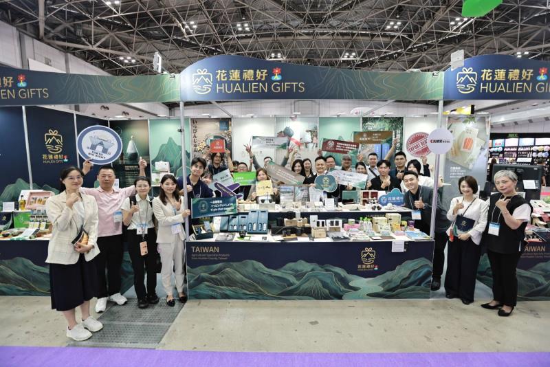 花蓮好物進軍東京禮品展！大放異彩！ 「花蓮禮好」12大特色品牌聯手拓展日本市場，人潮不斷，成為展場最吸睛攤位