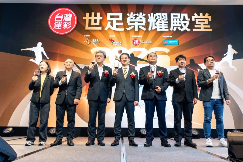 台灣運彩舉辦2026世界盃績優經銷商表揚大會，台灣運彩林博泰總經理（中）、威剛科技林天瓊副總（左3）、台灣運彩蔡明哲首席顧問（右3），感謝經銷商付出。