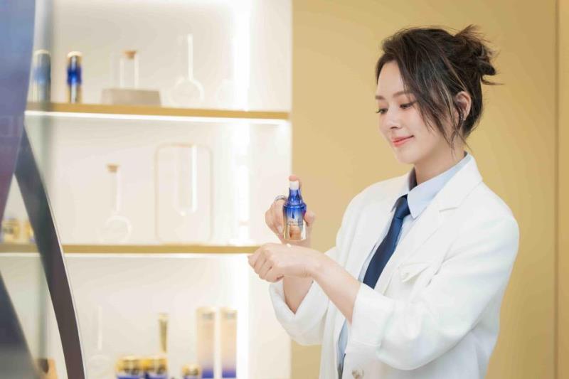 資生堂「超級專家教教我」期間限定快閃店在信義 A8登場，時尚女星 Melody 殷悅亮麗現身。
