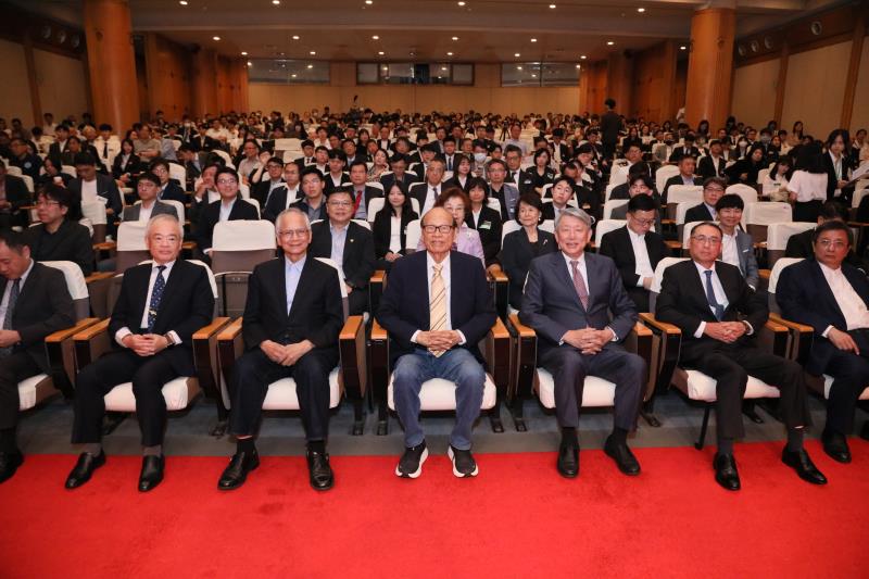 (左起)台灣管理學會理事長許和鈞、創會理事長游錫堃、名譽理事長黃營杉、名譽理事長郭智輝等人一同合影。